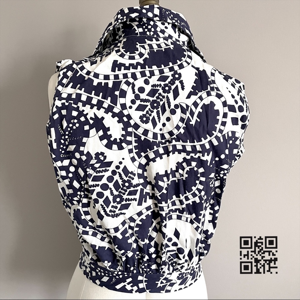 Vintage 70s Blue White Geometric Print Sleeveless Front Tie Collared Button Top - Picture 6 of 9
